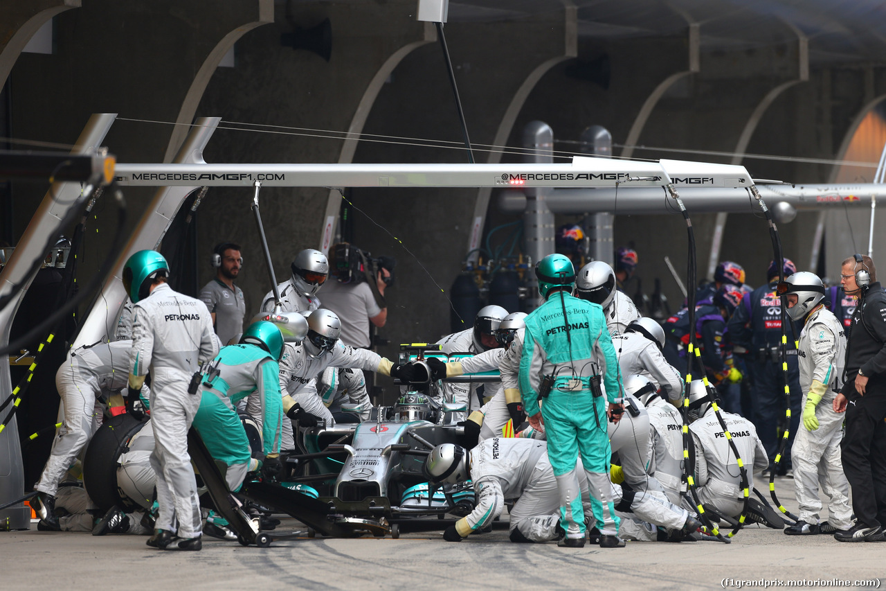 GP CINA, 20.04.2014- Gara, Nico Rosberg (GER) Mercedes AMG F1 W05 during pit stop