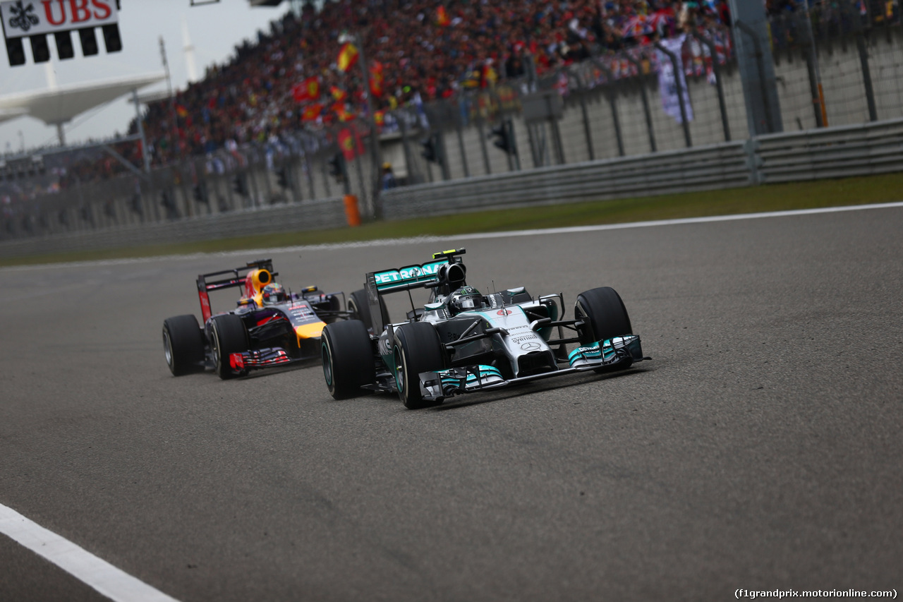 GP CINA, 20.04.2014- Gara, Nico Rosberg (GER) Mercedes AMG F1 W05 e Sebastian Vettel (GER) Infiniti Red Bull Racing RB10