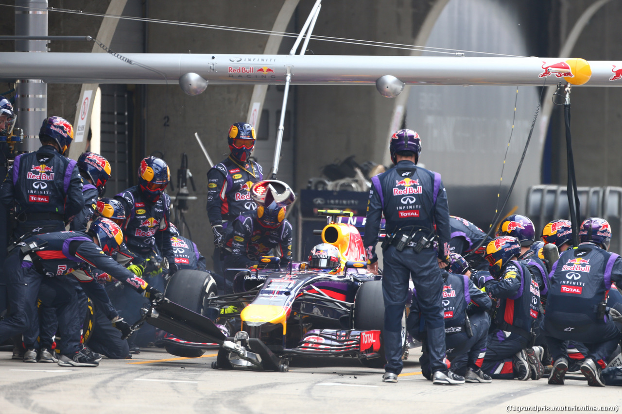 GP CINA, 20.04.2014- Gara, Daniel Ricciardo (AUS) Infiniti Red Bull Racing RB10 during pit stop