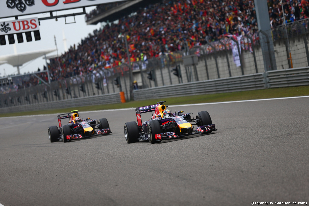 GP CINA, 20.04.2014- Gara, Sebastian Vettel (GER) Infiniti Red Bull Racing RB10 e Daniel Ricciardo (AUS) Infiniti Red Bull Racing RB10