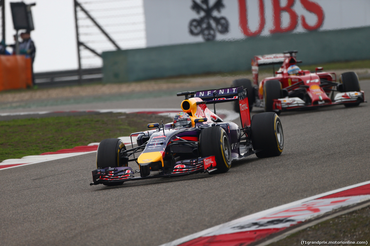 GP CINA, 20.04.2014- Gara, Sebastian Vettel (GER) Infiniti Red Bull Racing RB10 e Fernando Alonso (ESP) Ferrari F14T