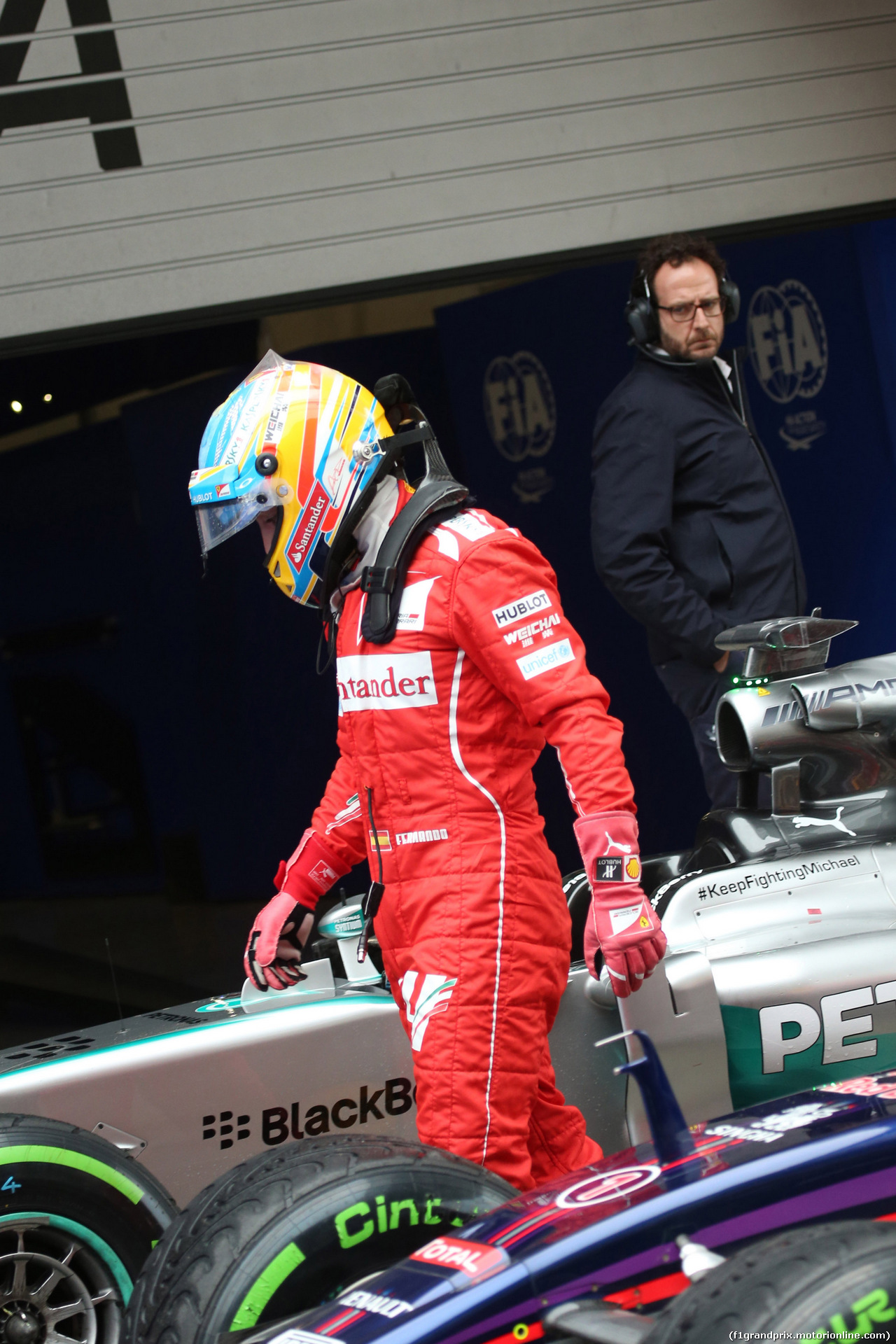 GP CINA, 19.04.2014- Qualifiche, Fernando Alonso (ESP) Ferrari F14T  look thr Lewis Hamilton (GBR) Mercedes AMG F1 W05 car