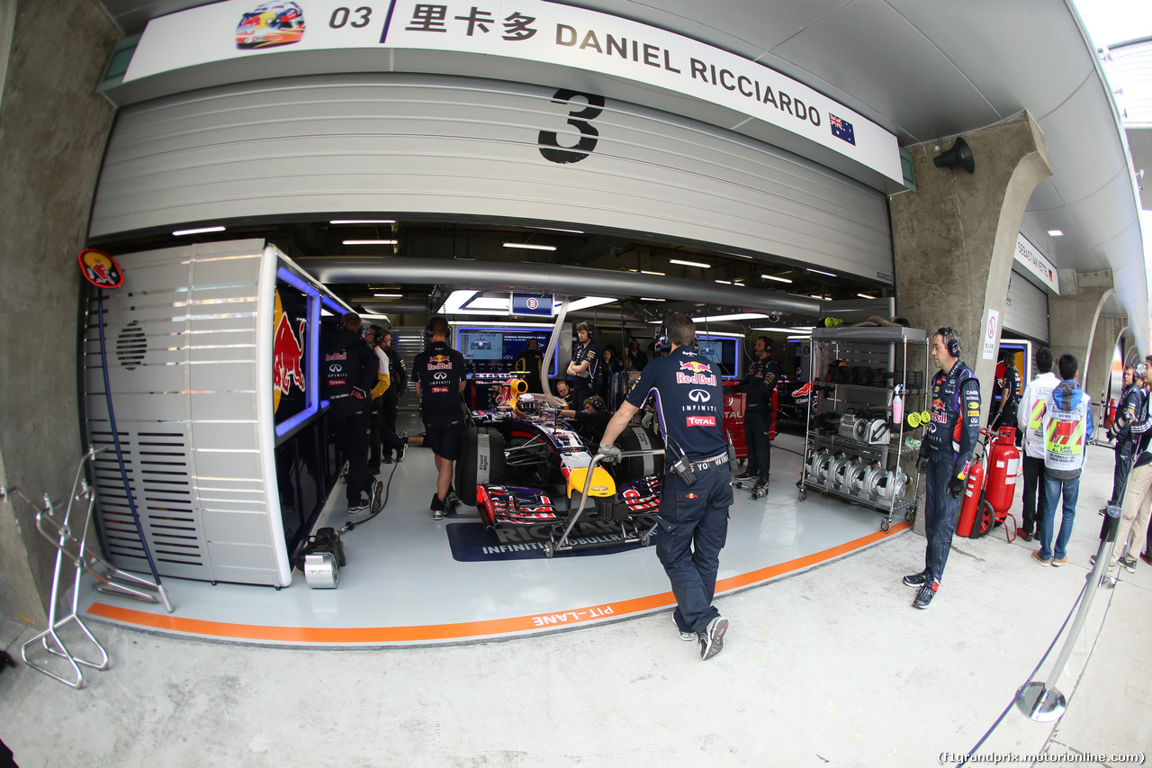 GP CINA, 18.04.2014- Prove Libere 2, Daniel Ricciardo (AUS) Infiniti Red Bull Racing RB10