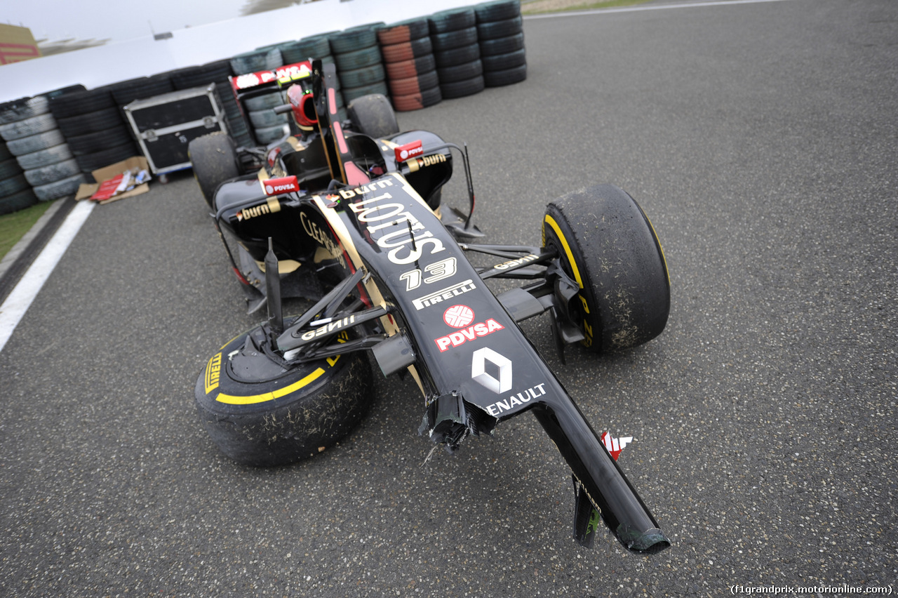 GP CINA, 18.04.2014- Prove Libere 2, Pastor Maldonado (VEN) Lotus F1 Team, E22 after the crash