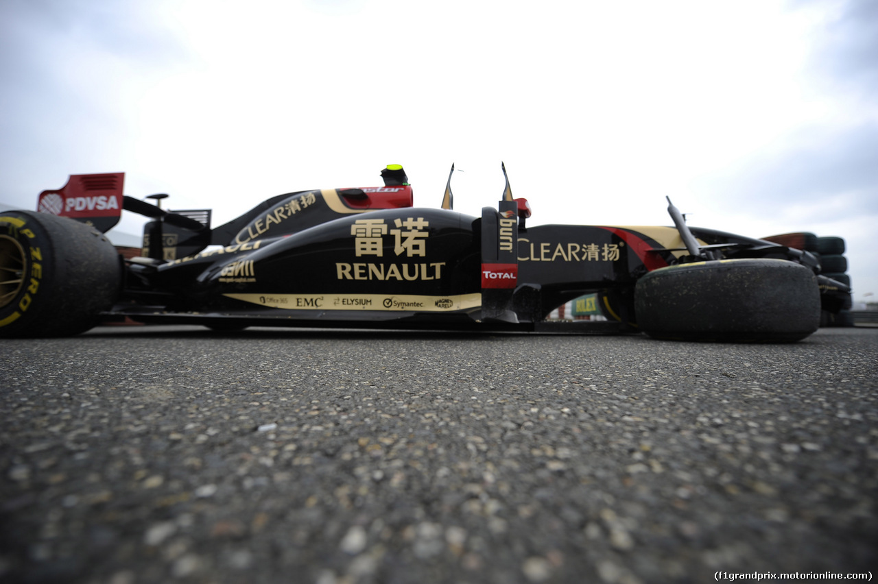 GP CINA, 18.04.2014- Prove Libere 2, Pastor Maldonado (VEN) Lotus F1 Team, E22 after the crash
