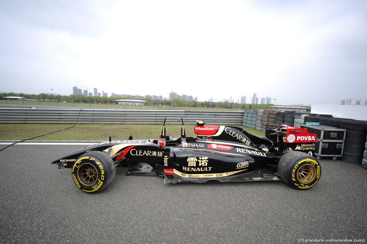 GP CINA, 18.04.2014- Prove Libere 2, Pastor Maldonado (VEN) Lotus F1 Team, E22 after the crash