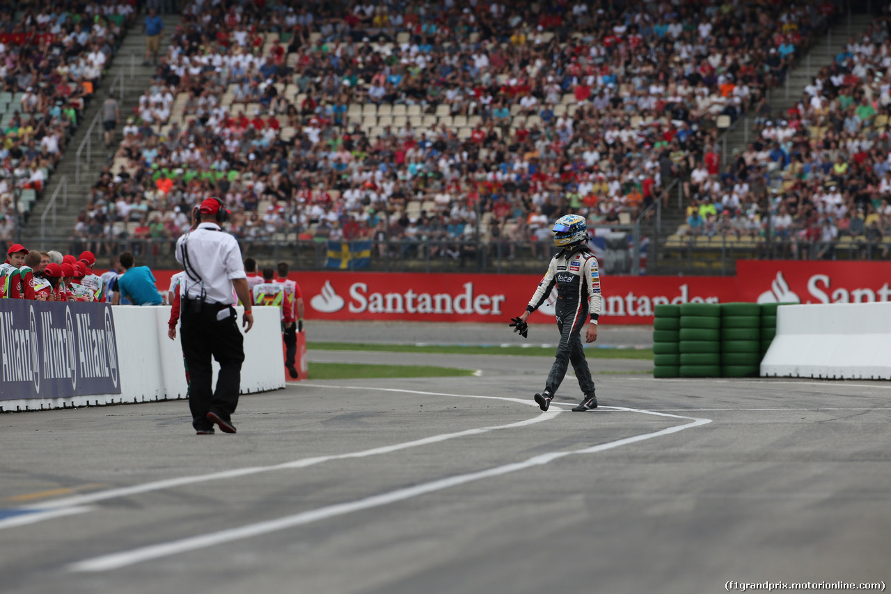 GP GERMANIA, 20.07.2014- Gara, Adrian Sutil (GER) Sauber F1 Team C33 return to the garage after the retire