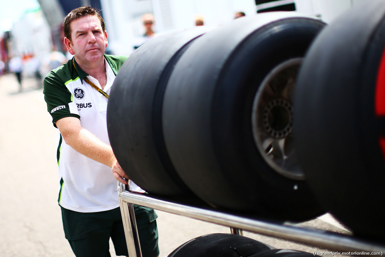 GP GERMANIA, A Caterham F1 Team mechanic pushes Pirelli tyres.
17.07.2014. Formula 1 World Championship, Rd 10, German Grand Prix, Hockenheim, Germany, Preparation Day.