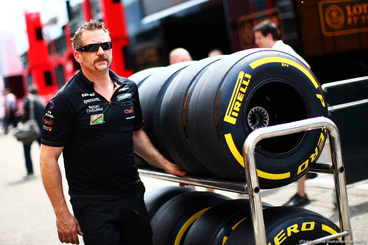 GP GERMANIA, Sahara Force India F1 Team mechanic pushes Pirelli tyres through the paddock.
17.07.2014. Formula 1 World Championship, Rd 10, German Grand Prix, Hockenheim, Germany, Preparation Day.