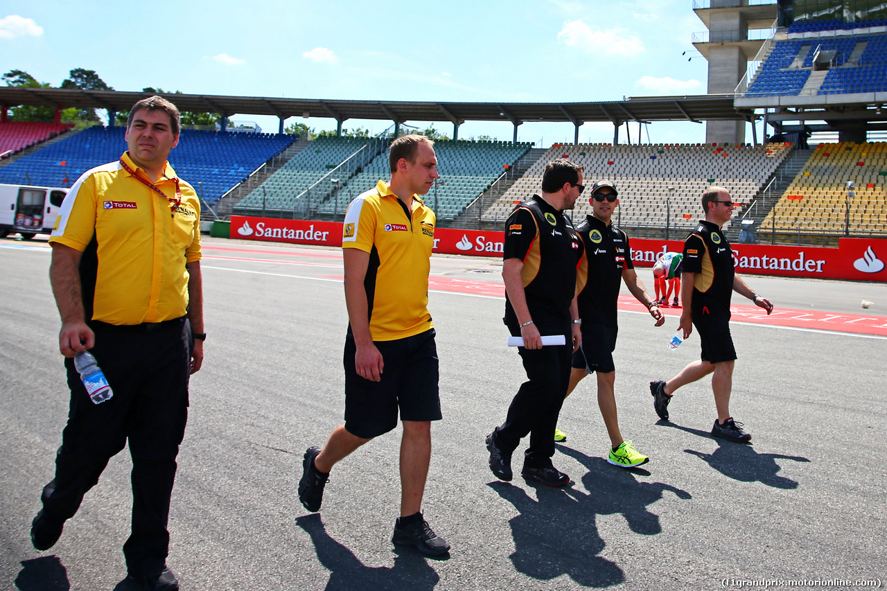 GP GERMANIA, Pastor Maldonado (VEN) Lotus F1 Team walks the circuit.
17.07.2014. Formula 1 World Championship, Rd 10, German Grand Prix, Hockenheim, Germany, Preparation Day.