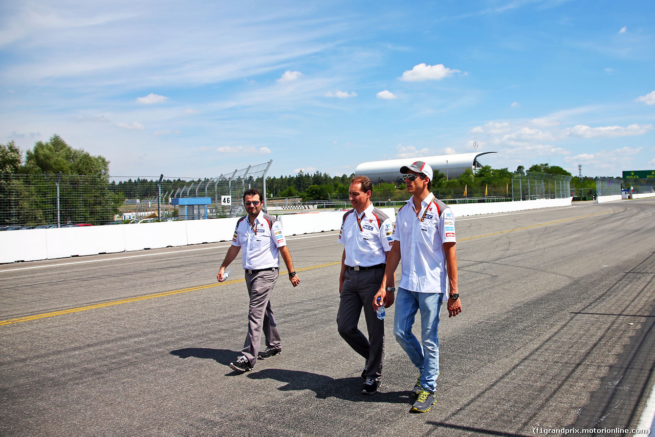 GP GERMANIA, Adrian Sutil (GER) Sauber walks the circuit.
17.07.2014. Formula 1 World Championship, Rd 10, German Grand Prix, Hockenheim, Germany, Preparation Day.