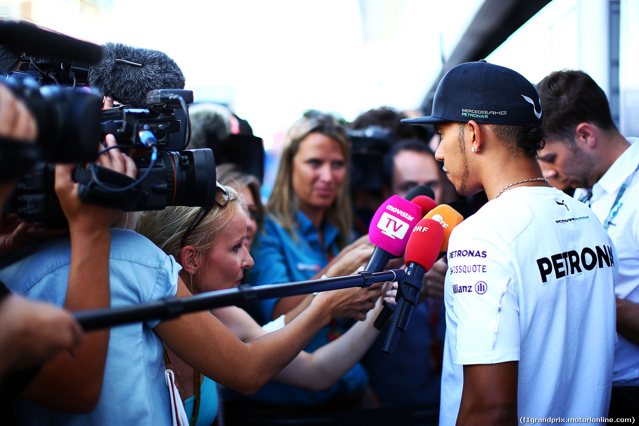 GP GERMANIA, Lewis Hamilton (GBR) Mercedes AMG F1 with the media.
17.07.2014. Formula 1 World Championship, Rd 10, German Grand Prix, Hockenheim, Germany, Preparation Day.