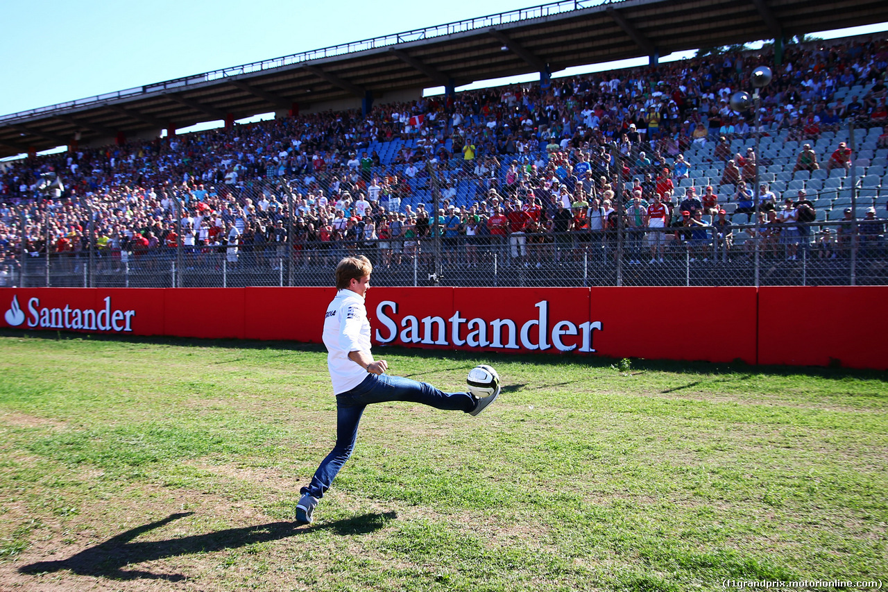 GP GERMANIA, Nico Rosberg (GER) Mercedes AMG F1 plays football on the partenza/finish straight.
17.07.2014. Formula 1 World Championship, Rd 10, German Grand Prix, Hockenheim, Germany, Preparation Day.