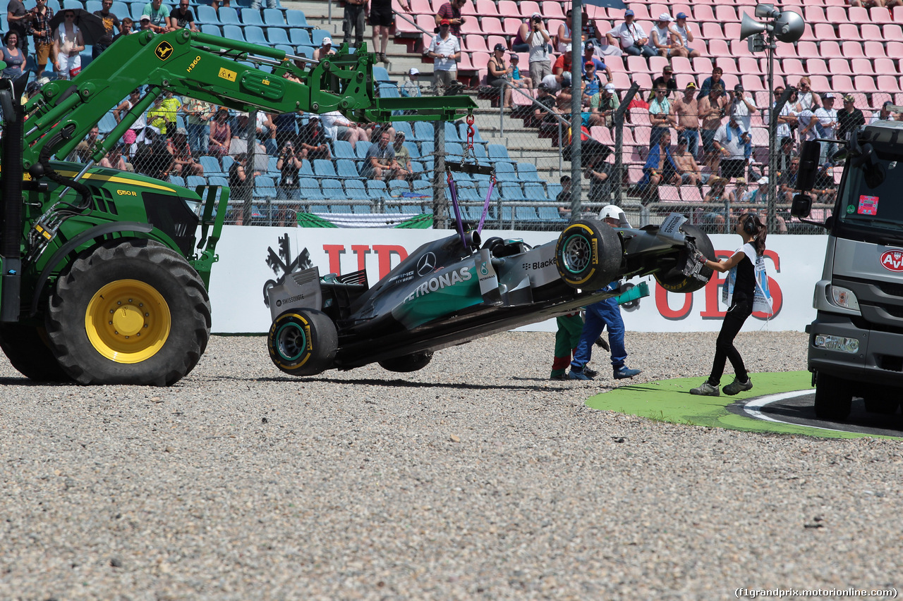 GP GERMANIA, 19.07.2014- Lewis Hamilton (GBR) Mercedes AMG F1 W05 after the crash during q1 in saschkurve