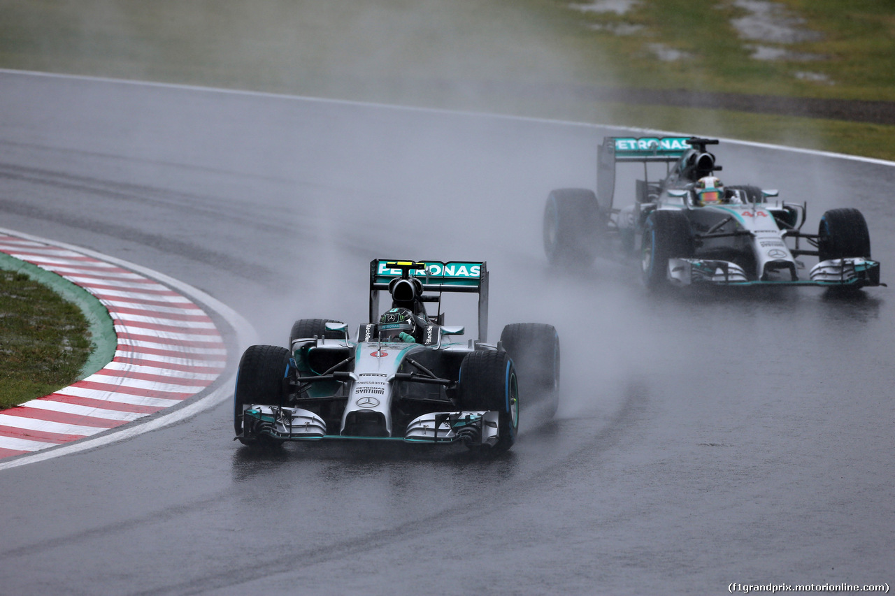 GP GIAPPONE, 05.10.2014 - Gara, Nico Rosberg (GER) Mercedes AMG F1 W05 e Lewis Hamilton (GBR) Mercedes AMG F1 W05