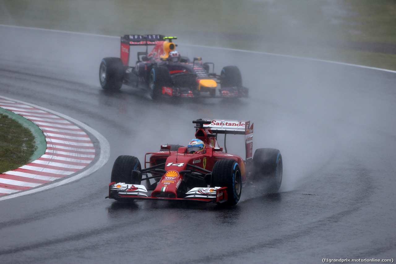 GP GIAPPONE, 05.10.2014 - Gara, Fernando Alonso (ESP) Ferrari F14-T davanti a Daniel Ricciardo (AUS) Red Bull Racing RB10