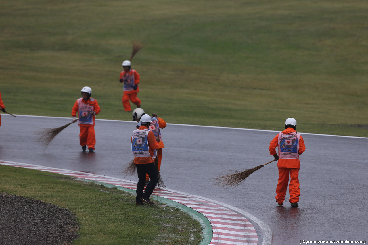 GP GIAPPONE, 05.10.2014 - Gara, The marshalls cleanning the track