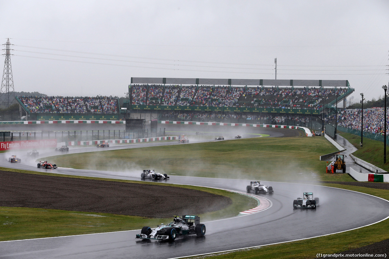 GP GIAPPONE, 05.10.2014 - Gara, Nico Rosberg (GER) Mercedes AMG F1 W05 davanti a Lewis Hamilton (GBR) Mercedes AMG F1 W05