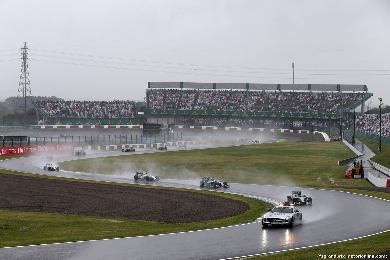 GP GIAPPONE, 05.10.2014 - Gara, The Safety car on the track davanti a Nico Rosberg (GER) Mercedes AMG F1 W05 e Lewis Hamilton (GBR) Mercedes AMG F1 W05