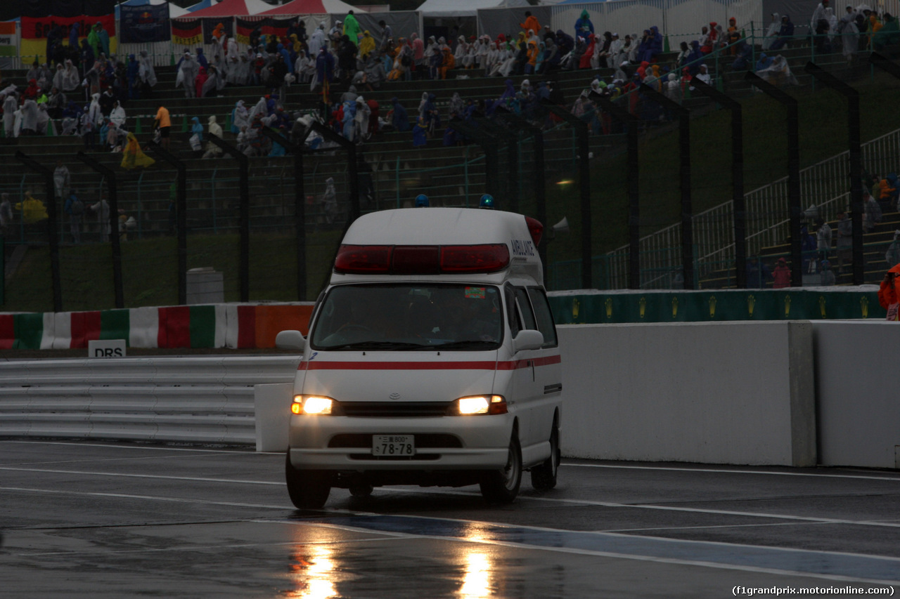 GP GIAPPONE, 05.10.2014 - Gara, The ambulance on the track with Jules Bianchi (FRA) Marussia F1 Team MR03