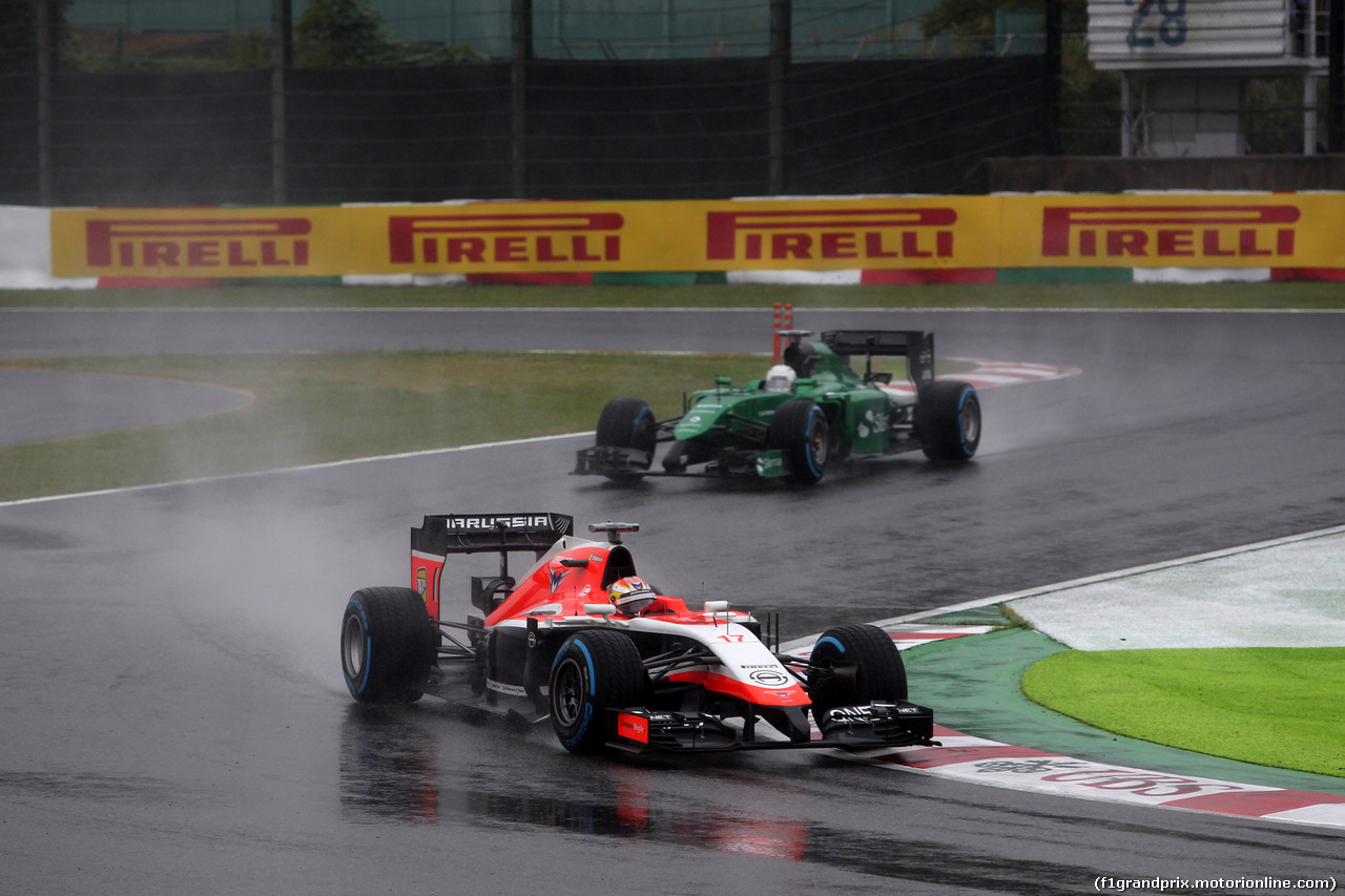 GP GIAPPONE, 05.10.2014 - Gara, Jules Bianchi (FRA) Marussia F1 Team MR03 davanti a Kamui Kobayashi (JAP) Caterham F1 Team CT-04