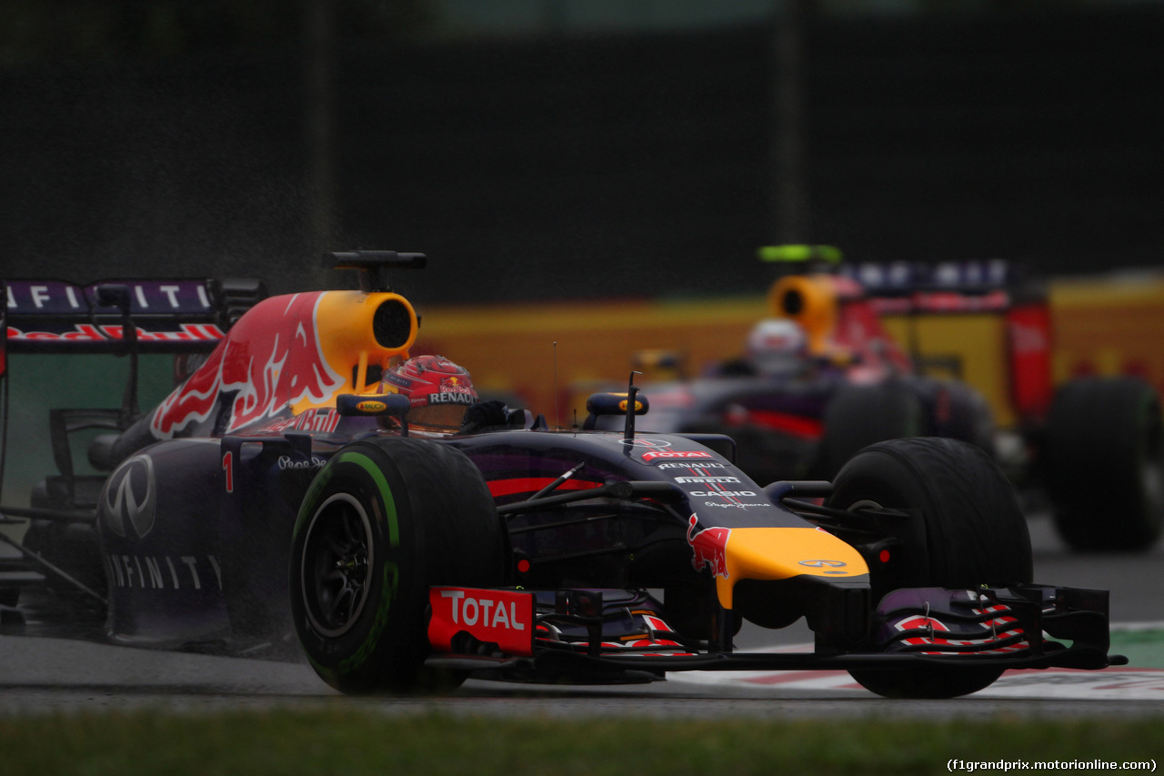 GP GIAPPONE, 05.10.2014 - Gara, Sebastian Vettel (GER) Red Bull Racing RB10 e Daniel Ricciardo (AUS) Red Bull Racing RB10