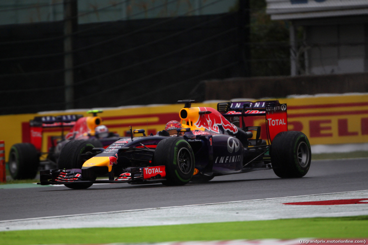 GP GIAPPONE, 05.10.2014 - Gara, Sebastian Vettel (GER) Red Bull Racing RB10 e Daniel Ricciardo (AUS) Red Bull Racing RB10