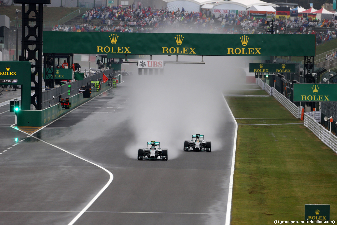 GP GIAPPONE, 05.10.2014 - Gara, Nico Rosberg (GER) Mercedes AMG F1 W05 e Lewis Hamilton (GBR) Mercedes AMG F1 W05