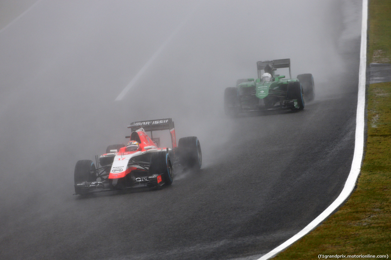 GP GIAPPONE, 05.10.2014 - Gara, Jules Bianchi (FRA) Marussia F1 Team MR03 davanti a Kamui Kobayashi (JAP) Caterham F1 Team CT-04