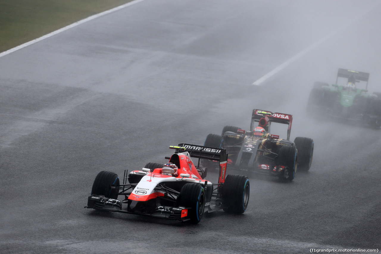 GP GIAPPONE, 05.10.2014 - Gara, Max Chilton (GBR), Marussia F1 Team MR03 e Pastor Maldonado (VEN) Lotus F1 Team E22