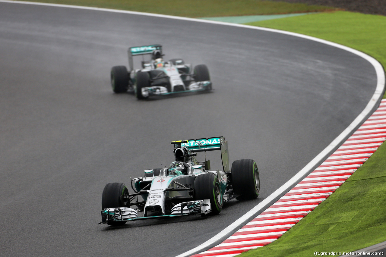 GP GIAPPONE, 05.10.2014 - Gara, Nico Rosberg (GER) Mercedes AMG F1 W05 e Lewis Hamilton (GBR) Mercedes AMG F1 W05
