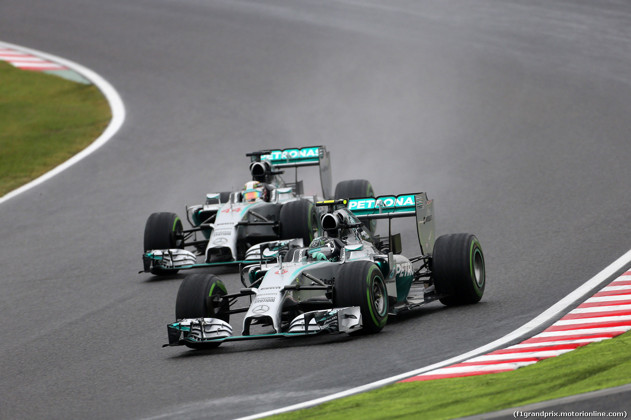 GP GIAPPONE, 05.10.2014 - Gara, Nico Rosberg (GER) Mercedes AMG F1 W05 e Lewis Hamilton (GBR) Mercedes AMG F1 W05