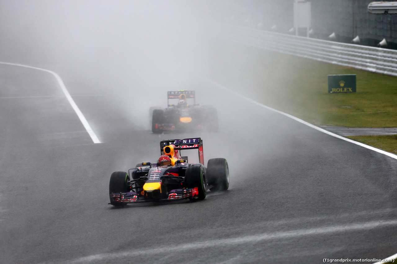 GP GIAPPONE, 05.10.2014 - Gara, Sebastian Vettel (GER) Red Bull Racing RB10 davanti a Daniel Ricciardo (AUS) Red Bull Racing RB10