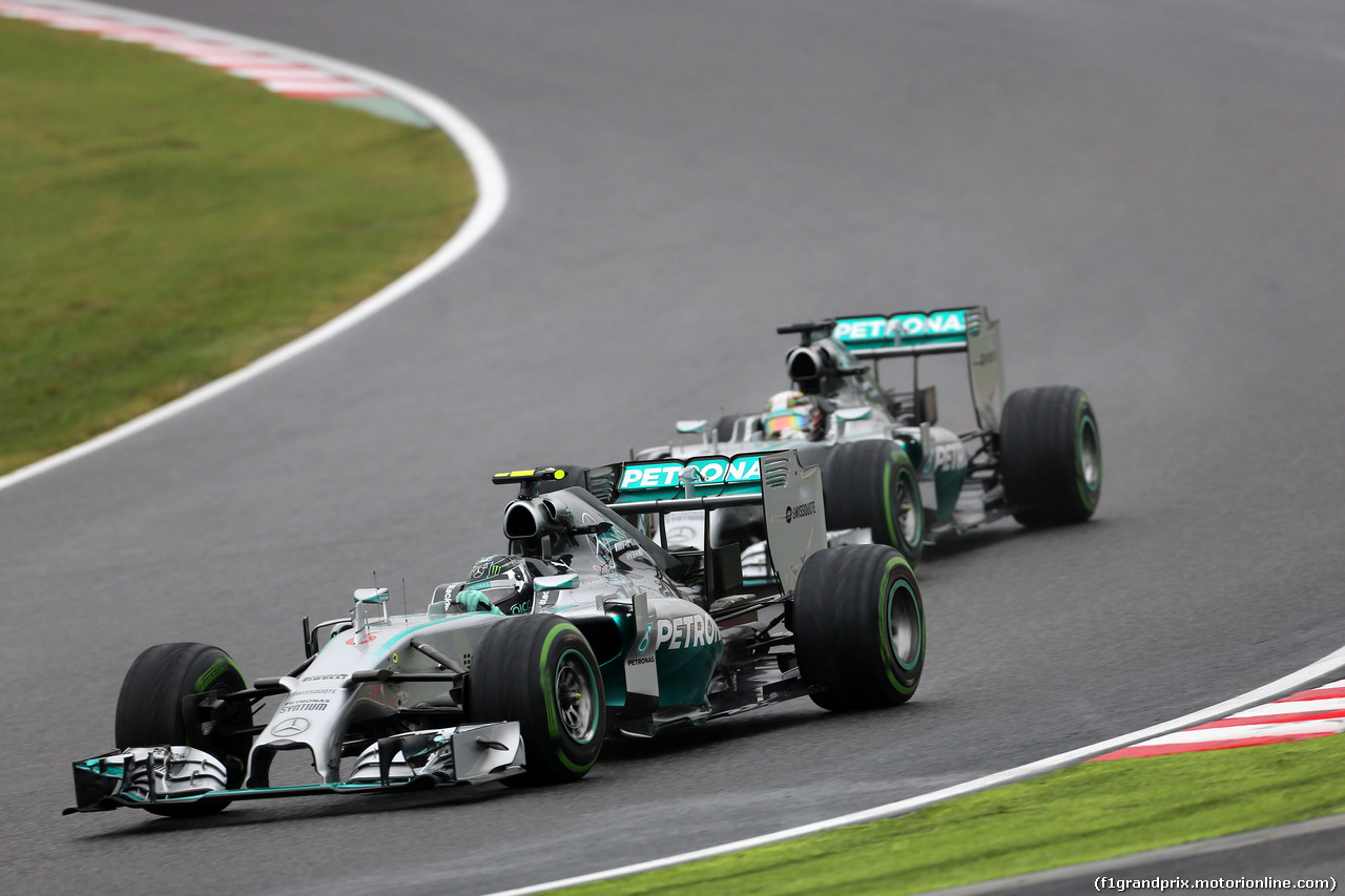 GP GIAPPONE, 05.10.2014 - Gara, Nico Rosberg (GER) Mercedes AMG F1 W05 e Lewis Hamilton (GBR) Mercedes AMG F1 W05
