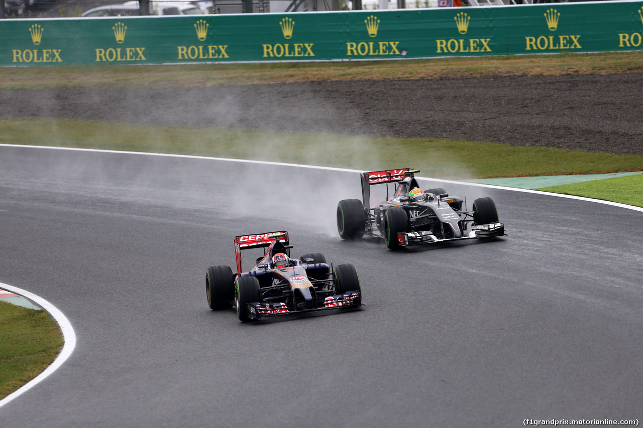 GP GIAPPONE, 05.10.2014 - Gara, Daniil Kvyat (RUS) Scuderia Toro Rosso STR9 e Esteban Gutierrez (MEX), Sauber F1 Team C33