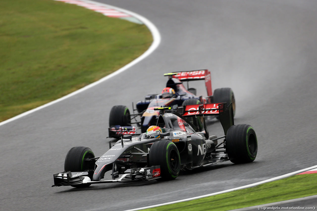 GP GIAPPONE, 05.10.2014 - Gara, Daniil Kvyat (RUS) Scuderia Toro Rosso STR9 e Esteban Gutierrez (MEX), Sauber F1 Team C33