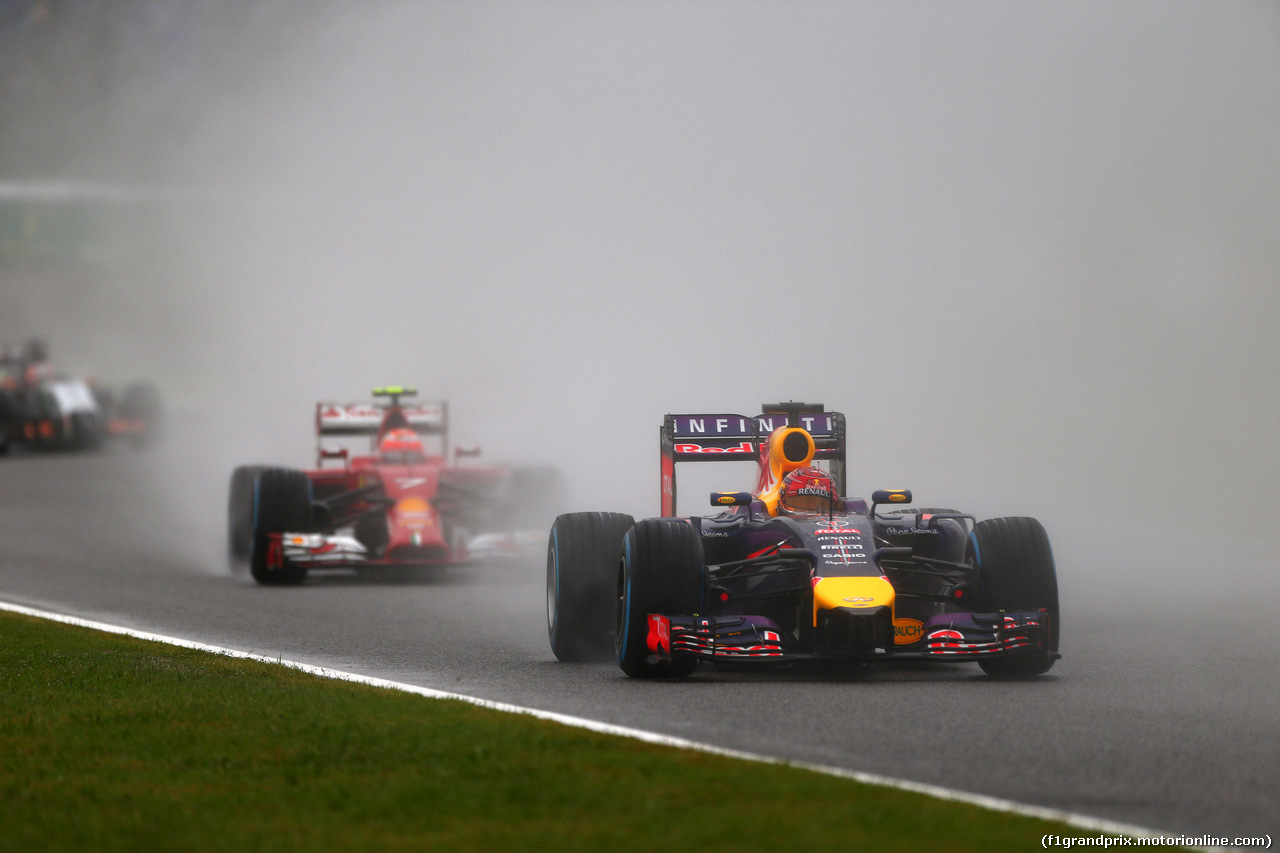 GP GIAPPONE, 05.10.2014 - Gara, Sebastian Vettel (GER) Red Bull Racing RB10 davanti a Kimi Raikkonen (FIN) Ferrari F14-T
