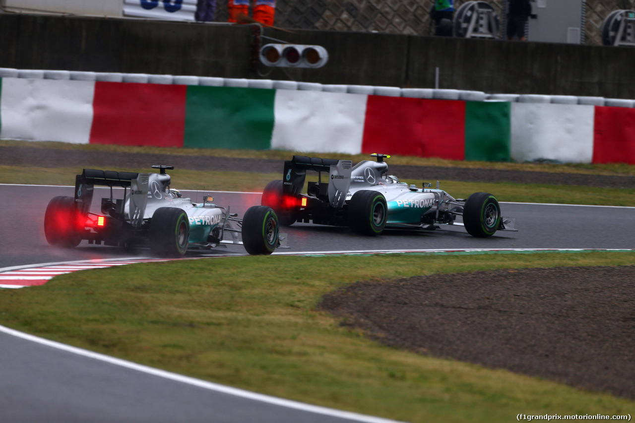 GP GIAPPONE, 05.10.2014 - Gara, Lewis Hamilton (GBR) Mercedes AMG F1 W05 e Nico Rosberg (GER) Mercedes AMG F1 W05
