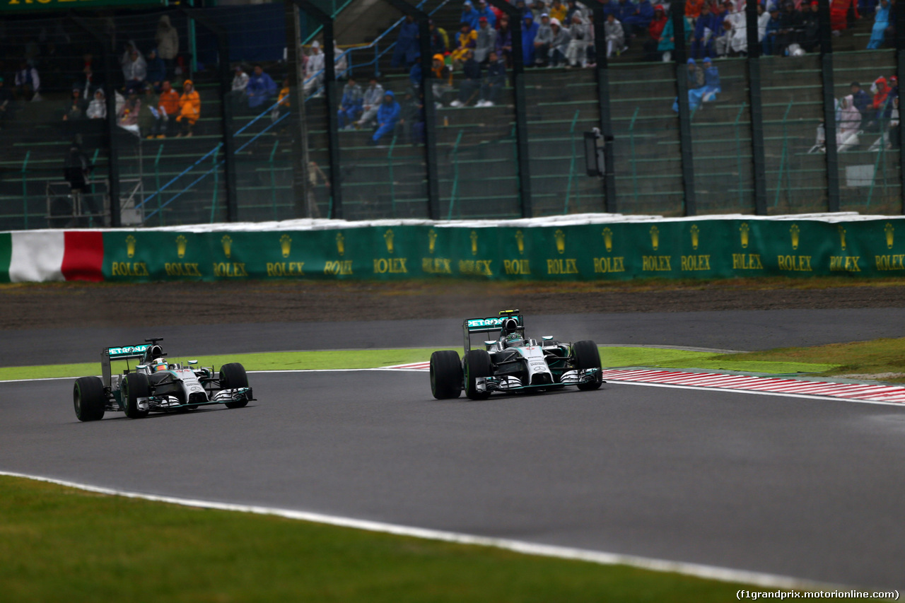 GP GIAPPONE, 05.10.2014 - Gara, Lewis Hamilton (GBR) Mercedes AMG F1 W05 e Nico Rosberg (GER) Mercedes AMG F1 W05
