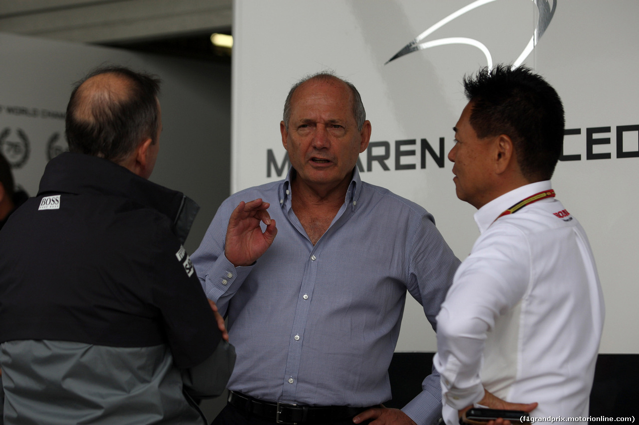 GP GIAPPONE, 04.10.2014 - (L-R) Ron Dennis (GBR) McLaren Executive Chairman e Yasuhisa Arai (JPN) Honda Motorsport Chief Officer