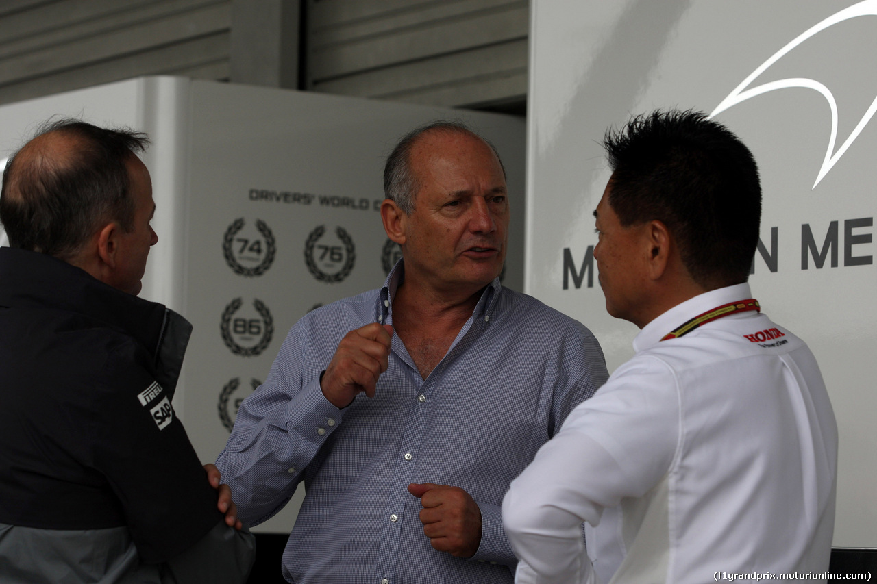 GP GIAPPONE, 04.10.2014 - (L-R) Ron Dennis (GBR) McLaren Executive Chairman e Yasuhisa Arai (JPN) Honda Motorsport Chief Officer