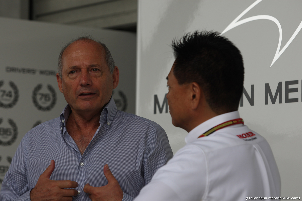 GP GIAPPONE, 04.10.2014 - Ron Dennis (GBR) McLaren Executive Chairman e Yasuhisa Arai (JPN) Honda Motorsport Chief Officer