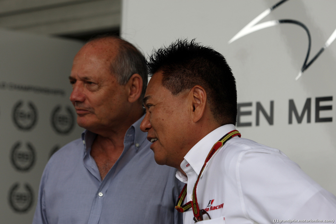 GP GIAPPONE, 04.10.2014 - Ron Dennis (GBR) McLaren Executive Chairman e Yasuhisa Arai (JPN) Honda Motorsport Chief Officer
