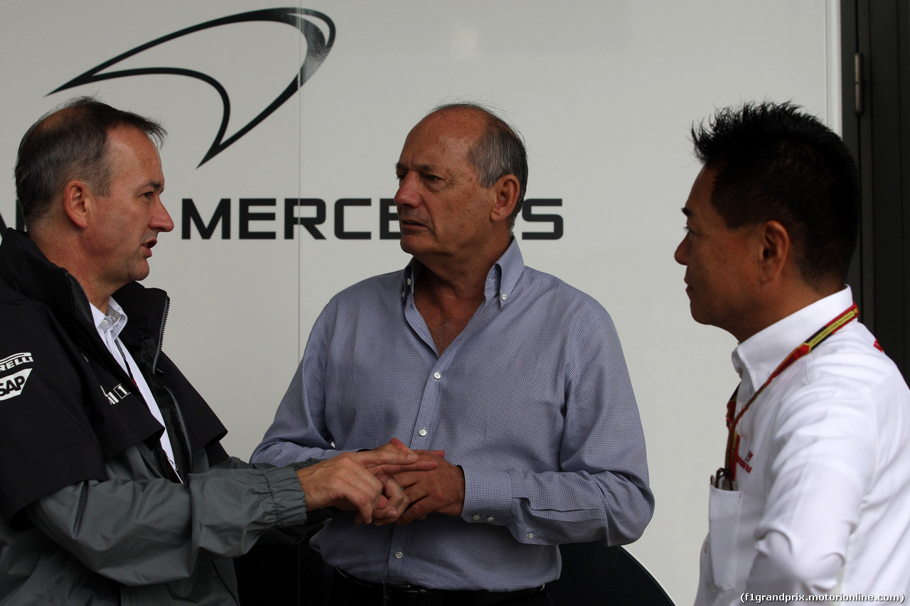 GP GIAPPONE, 04.10.2014 - (L-R) Ron Dennis (GBR) McLaren Executive Chairman e Yasuhisa Arai (JPN) Honda Motorsport Chief Officer