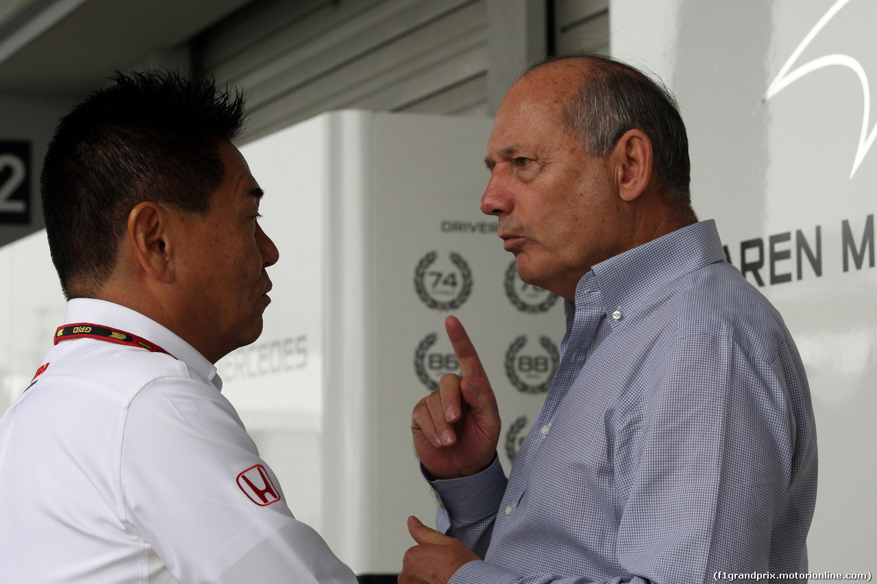 GP GIAPPONE, 04.10.2014 - Yasuhisa Arai (JPN) Honda Motorsport Chief Officer e Ron Dennis (GBR) McLaren Executive Chairman