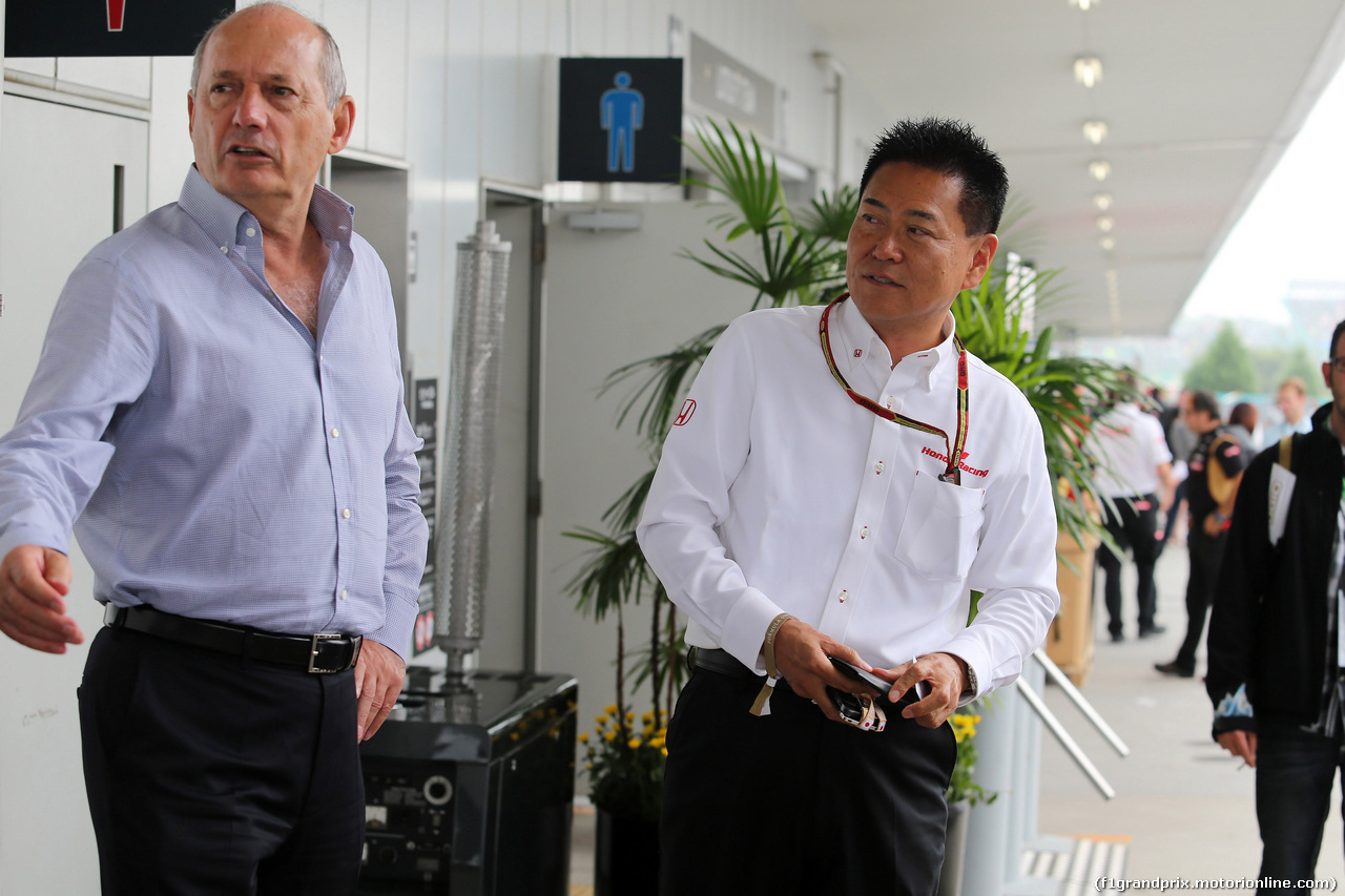 GP GIAPPONE, 05.10.2014 - Ron Dennis (GBR) McLaren Executive Chairman e Yasuhisa Arai (JPN) Honda Motorsport Chief Officer