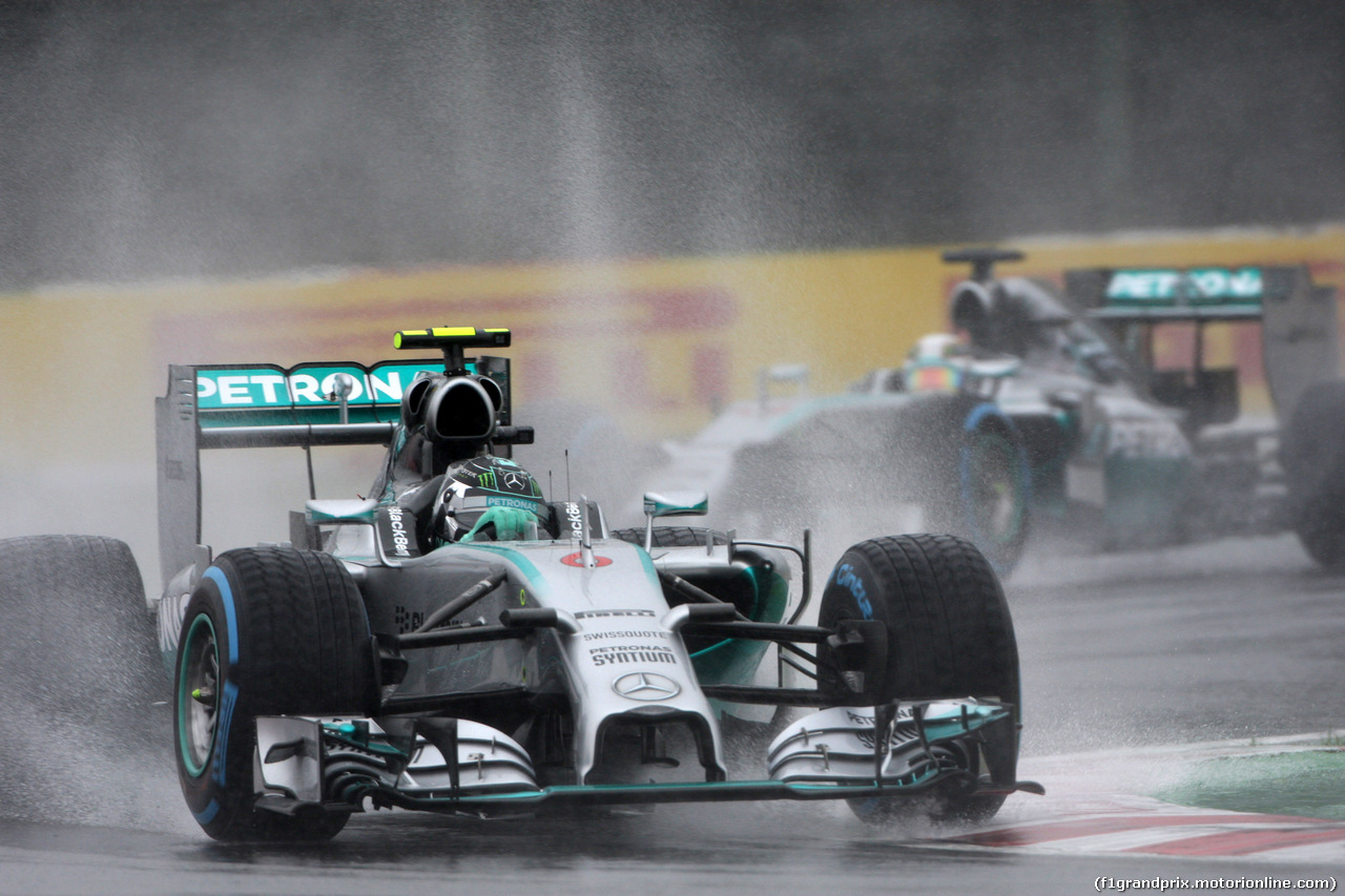 GP GIAPPONE, 05.10.2014 - Gara, Nico Rosberg (GER) Mercedes AMG F1 W05 davanti a Lewis Hamilton (GBR) Mercedes AMG F1 W05