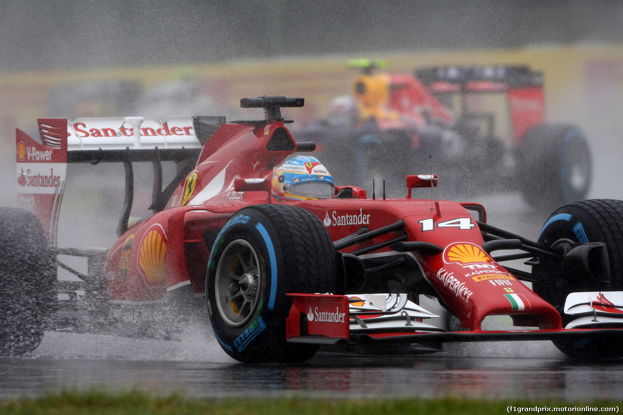 GP GIAPPONE, 05.10.2014 - Gara, Fernando Alonso (ESP) Ferrari F14-T davanti a Daniel Ricciardo (AUS) Red Bull Racing RB10