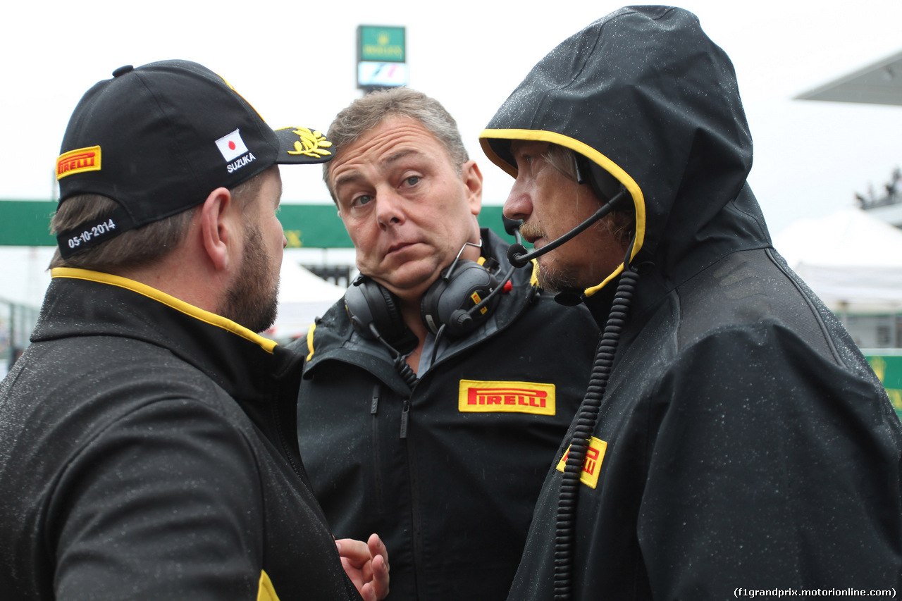 GP GIAPPONE, 05.10.2014 - Gara, (L-R) Paul Hembery, Pirelli Motorspor Director e Mario Isola (ITA), Sporting Director Pirelli