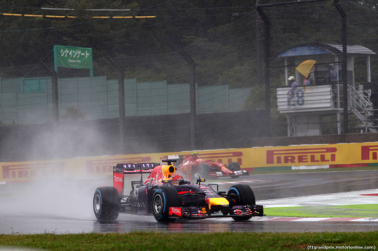 GP GIAPPONE, 05.10.2014 - Gara, Sebastian Vettel (GER) Red Bull Racing RB10 davanti a Kimi Raikkonen (FIN) Ferrari F14-T